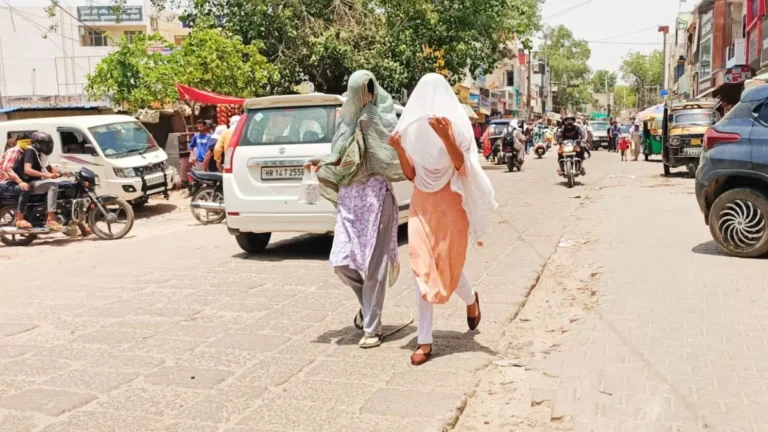 दिल्ली-NCR में गर्मी तोड़ रही रिकॉर्ड, पारा पहुंचा 45 डिग्री के पार; बाहर निकलते वक्त जरूर बरतें ये सावधानियां